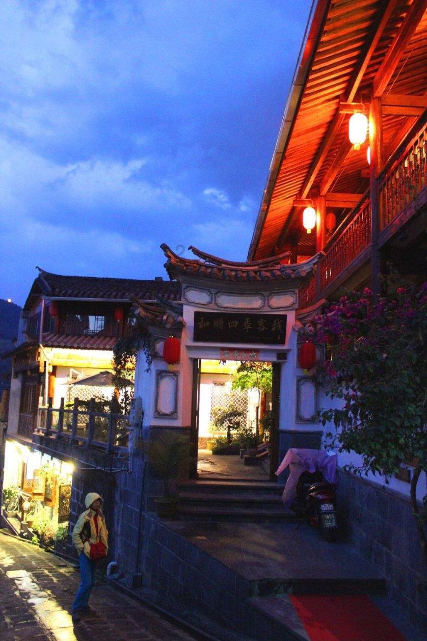 空袭敌营